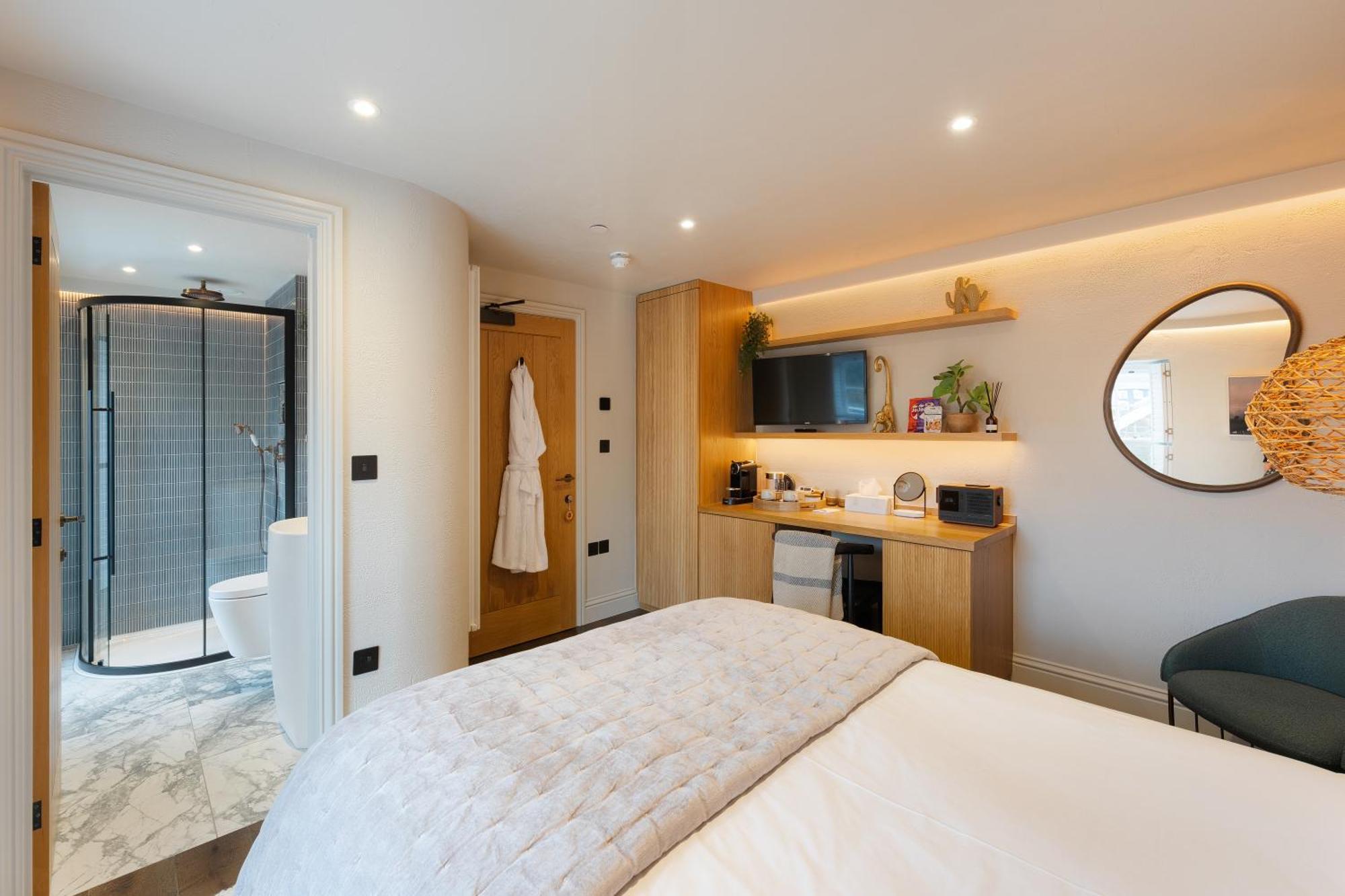 Hive Townhouse Hotel Aberaeron Exterior photo